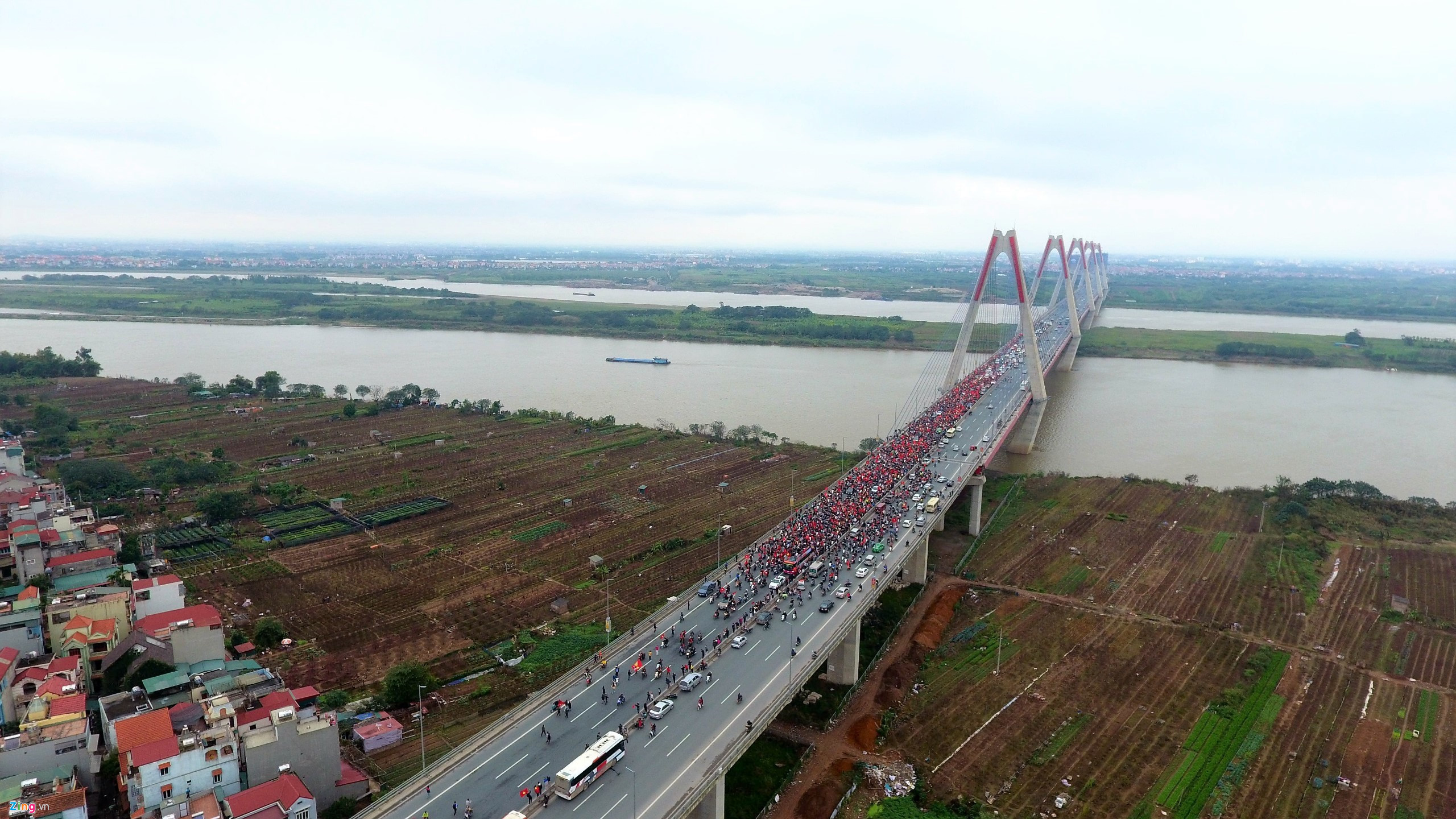 Flycam cảnh xe buýt chở U23 Việt Nam bị vây kín trên cầu Nhật Tân